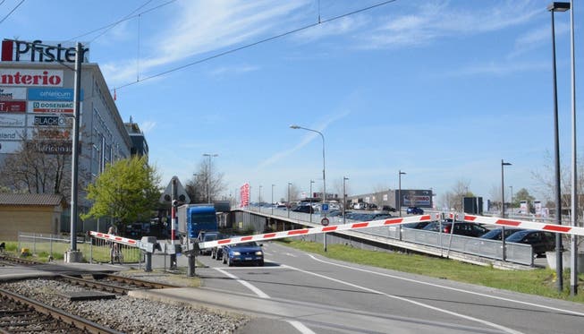 Die Autolenker beim Bahnübergang auf der Bernstrasse Ost in Suhr müssen sich lange gedulden, bis die Barriere hoch geht.