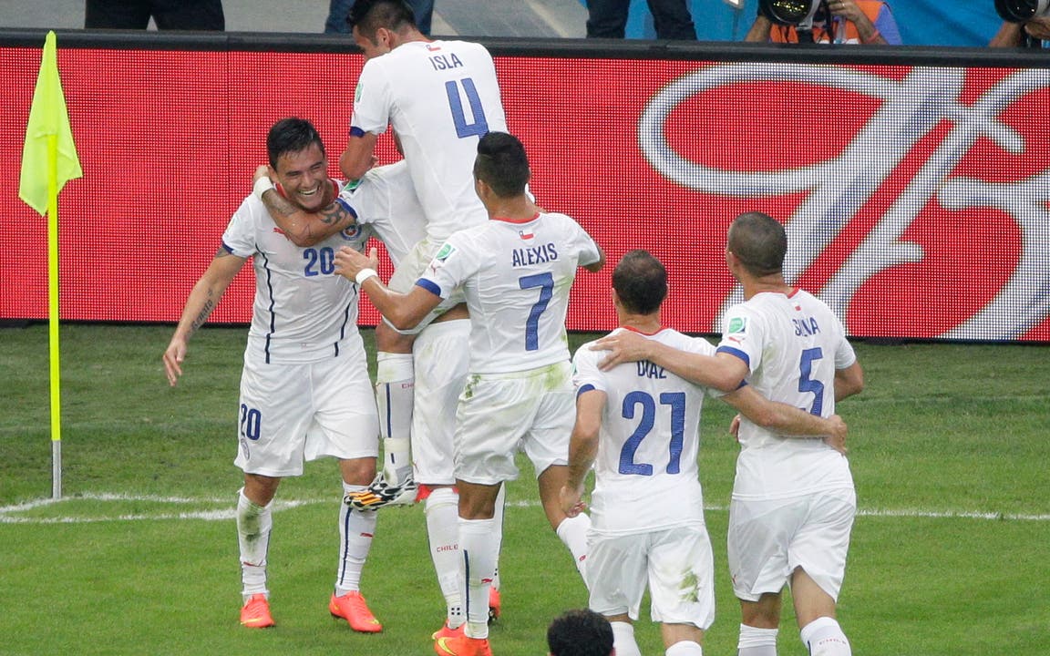 Die Chilenen freuen sich über das 1:0 gegen Titelverteidiger Spanien.