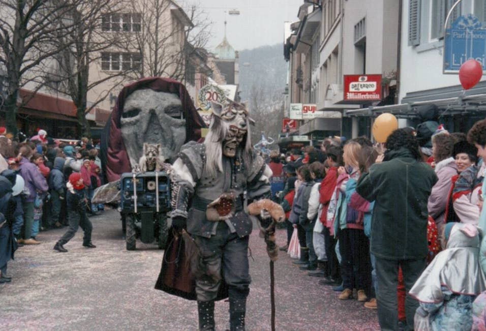 1994 Mit ausgefallenen Masken zogen die Teilnehmer des Umzugs durch die Stadt