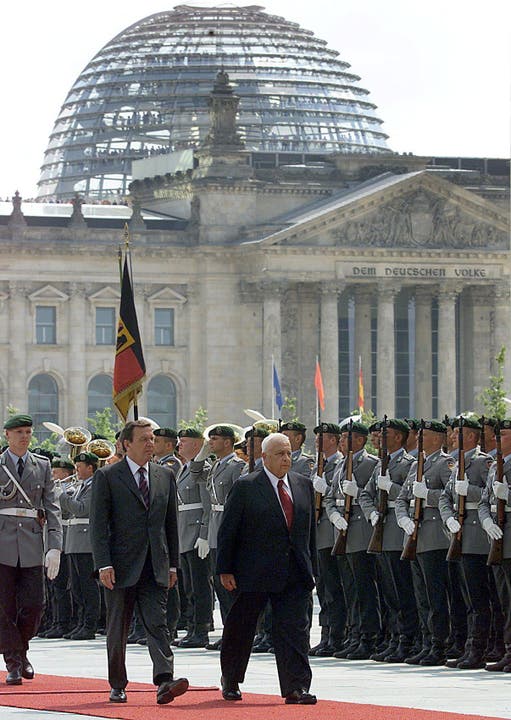 Sharon (rechts) mit ex-Bundeskanzler Gerhard Schröder vor dem deutschen Reichstag (Aufnahme von 2001).