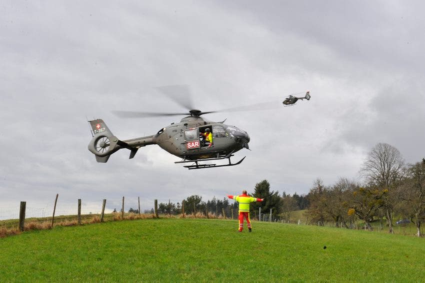 Die beiden Eurocopter fliegen heran