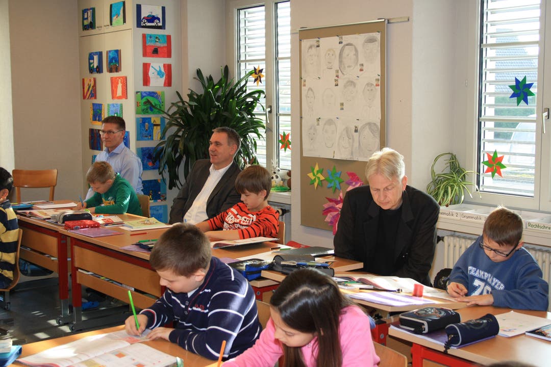 Alex Hürzeler, Aargauer Bildungsdirektor, besucht die Schule Holziken