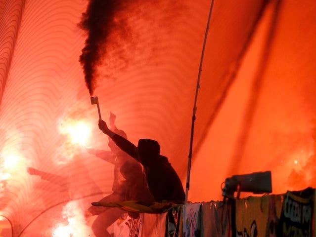 Berner Fans zünden Feuerwerkskörper im Stade de Suisse