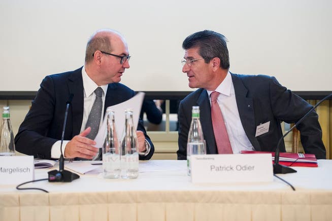 SBVg-CEO Claude-Alain Margelisch spricht mit Präsident Patrick Odier an der Medienkonferenz in Zürich.
