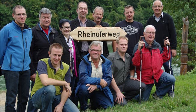 Die Verantwortlichen sind stolz auf den neuen Rheinuferweg, viele Wanderer begaben sich nach der Eröffnung auf die Strecke. hcw