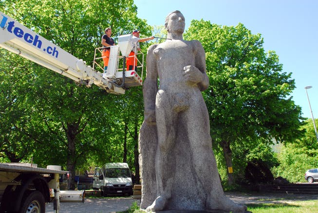 Daniel Stauffer und Robert Wingeier vom Werkhof bringen das Obrecht-Denkmal wieder auf Hochglanz.