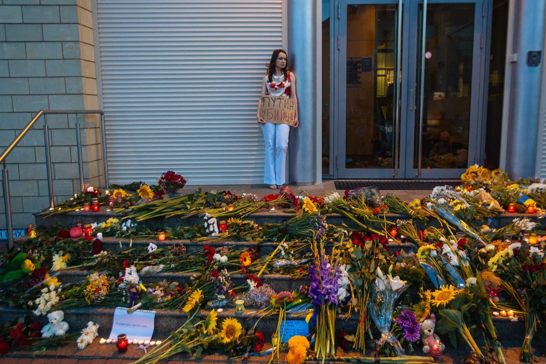 Viele Ukrainer legten bei der holländischen Botschaft in Kiew Blumen nieder