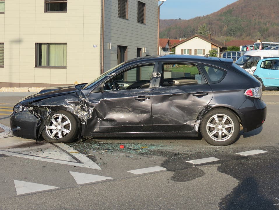 Der 44-jährige Lenker des Subarus wird leicht verletzt.