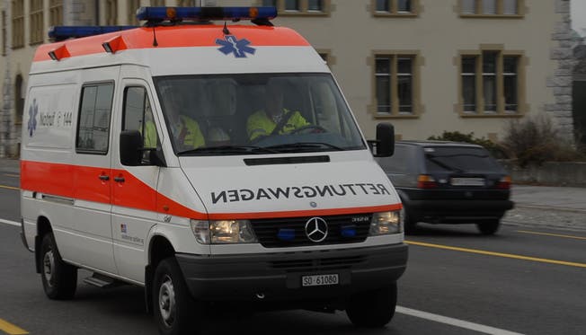 Die Ambulanz brachte den verletzten Bauarbeiter ins Spital. (Symbolbild)