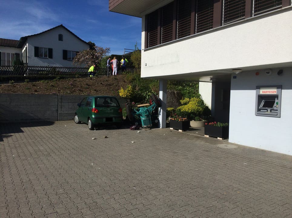 Auf dem Vorplatz der Raiffeisenbank-Filiale in Stetten kam der Traktor zum Liegen.