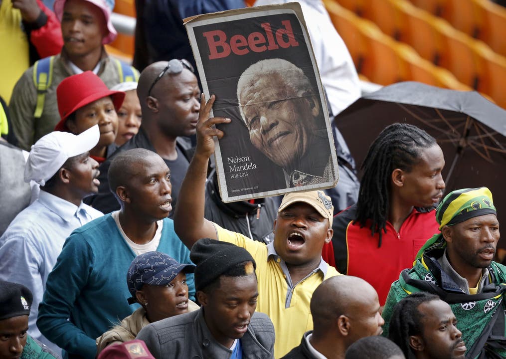 Schon früh morgens strömten die Mandela-Anhänger ins Stadion, obwohl es erst Stunden später losgeht
