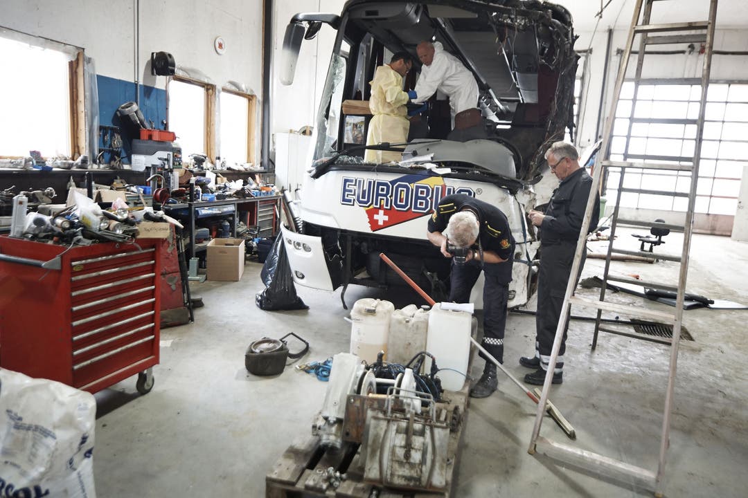 Der Unglücksbus wird am Tag nach dem Unfall in einer Werkstatt von norwegischen Spezialisten untersucht.