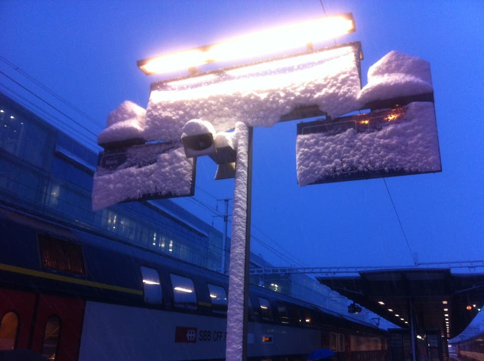 Schnee am Bahnhof in Baden