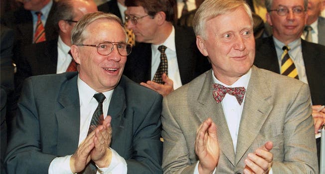 Christoph Blocher (links) und Martin Ebner drängten auf die Fusion der Bankgesellschaft mit dem Bankverein zur UBS (Foto vom Mai 1999). Key