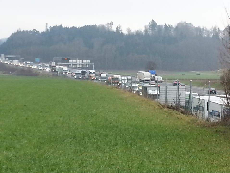 Der Verkehr staut sich zumindest zeitweise bis nach Wettingen.