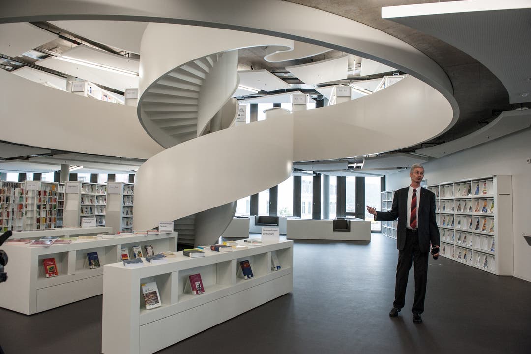 Die architektonisch elegante Bibliothek, im Bild Standortleiter Jürg Christener.
