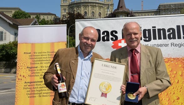 Felix Meier (links) Geschäftsführer der Badener Müllerbräu und Matthias Hajenski, Geschäftsführer des Brau Ring, bei der Zertifikatsübergabe zu Füssen des Bundeshauses. (ZVG)
