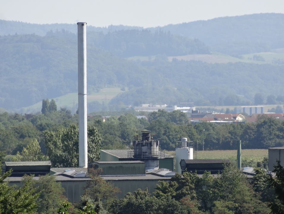 Die Kaminlandschaft der Industrie auf deutscher Seite des Rheins, gegenüber von Wallbach