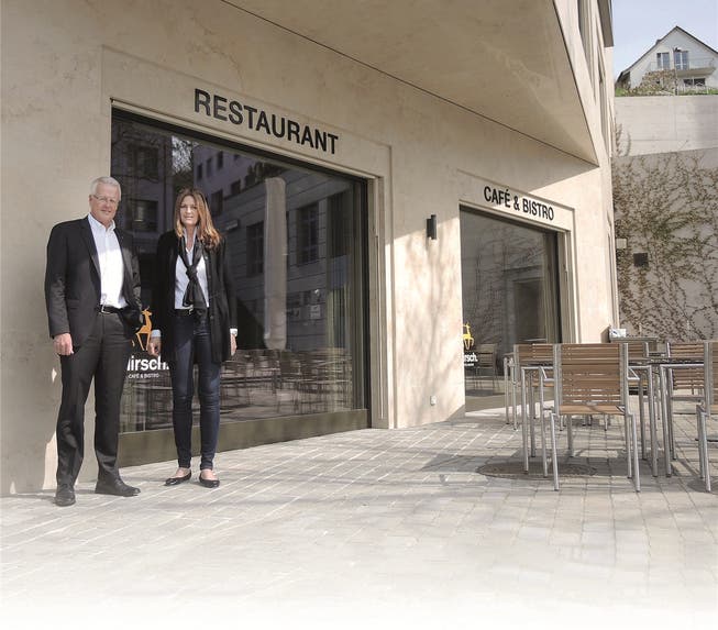 Investor Werner Eglin und «Limmathof»-Direktorin Claudia Mauthe vor dem «Hirschen»-Restaurant in Ennetbaden.