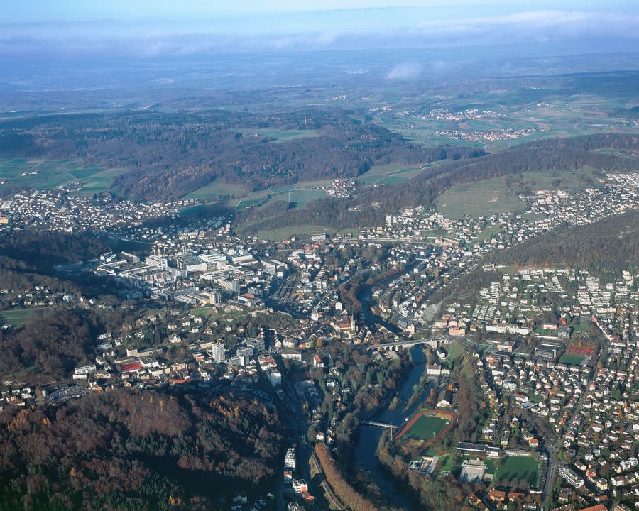 Baden ist Regionalstadt Mehrere Gemeinden haben sich mit Baden zusammengeschlossen. Die Region Baden-Wettingen ist mit einer Bevölkerung von über 150 000 Einwohnerinnen und Einwohnern sowie 70 000 Beschäftigten der grösste urbane Raum im Aargau. Die Regionsgemeinden erbringen gemeinsam eine Reihe von Dienstleistungen, unter anderem aufgrund ihrer Fähigkeiten. Baden ist als Regionalstadt Partnerin.