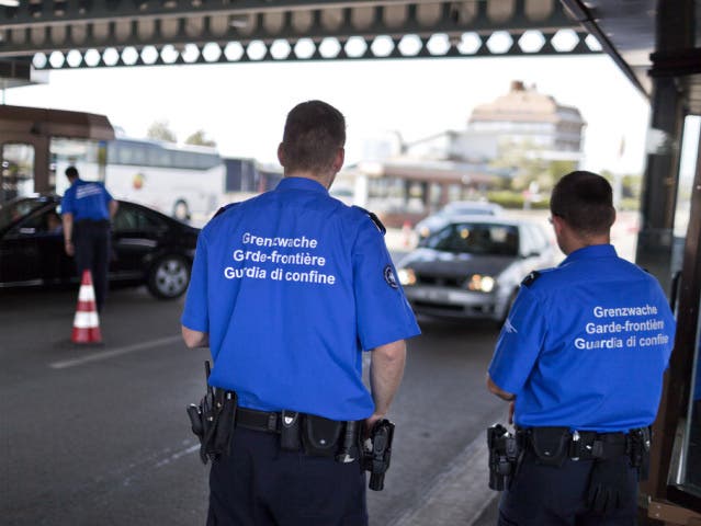 Schweizer Grenzwächter am Grenzübergang in Basel (Archiv)