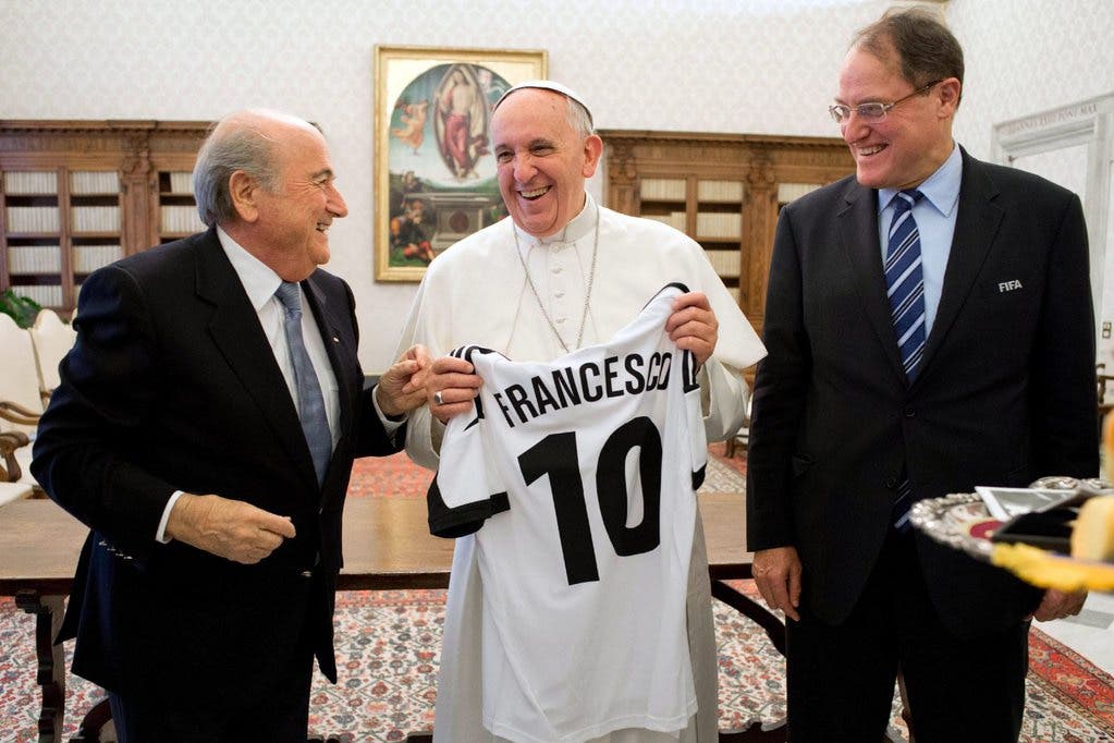 Blatter beim Papst: Mr. President schenkt Franziskus ein Leibchen mit der Nummer 10.