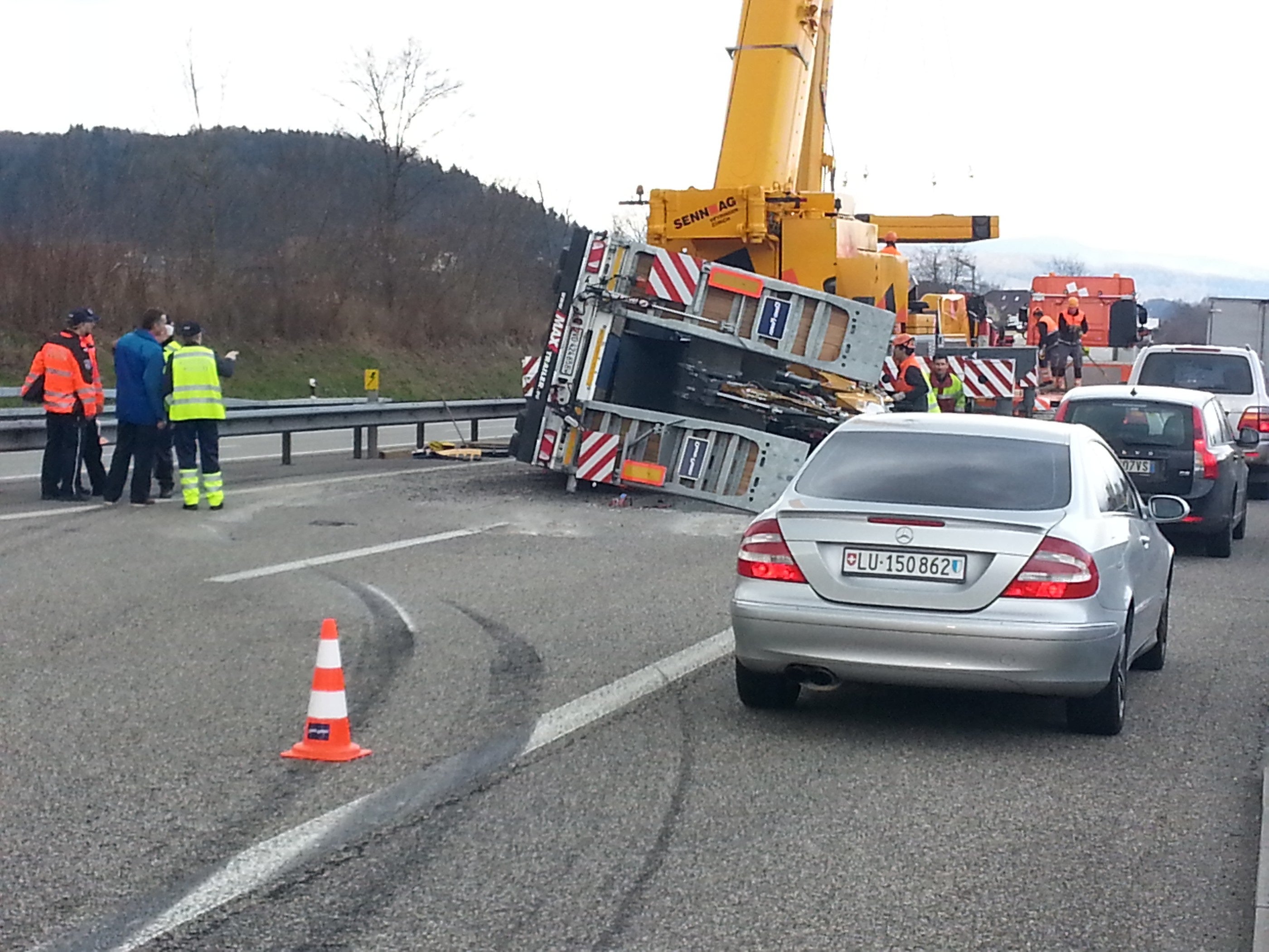 Bildstrecke - Schon Wieder Ärger Mit Einem Bagger: Anhänger Kippt Auf ...