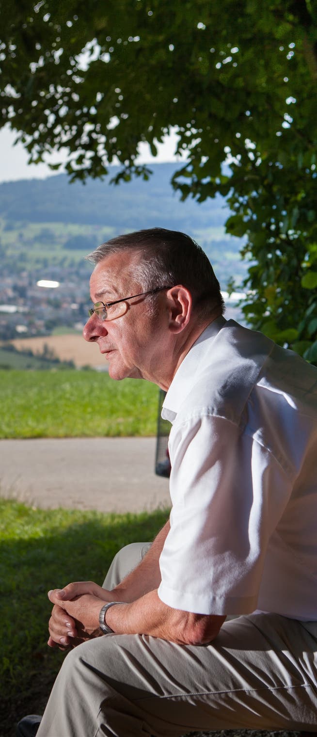 Martin Heiz sitzt gern auf seiner Denkbank mit Blick übers Oberwynental am Südhang des Hombergs. psi