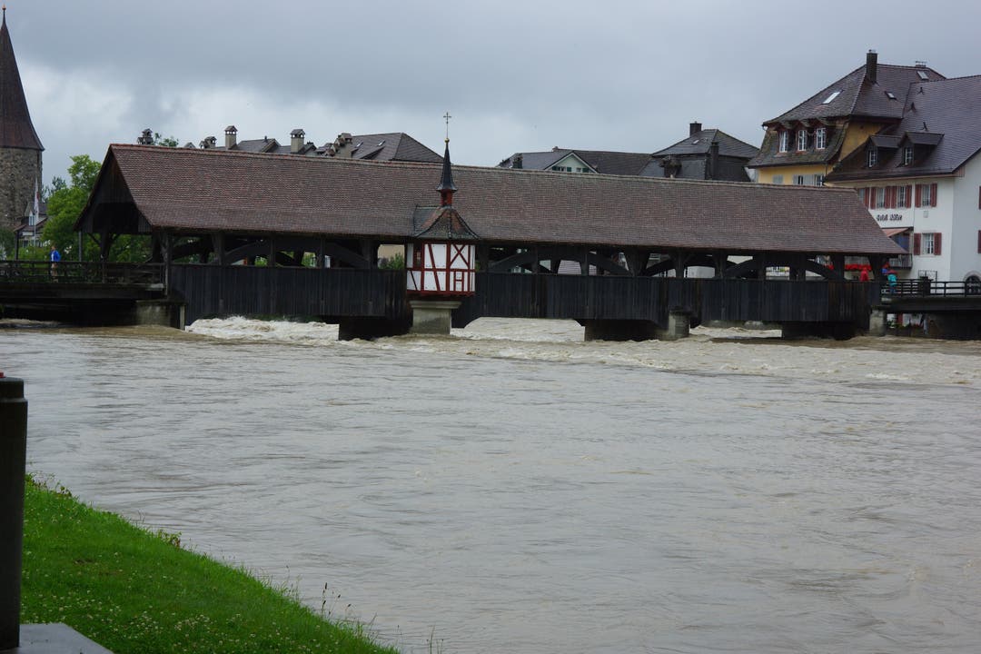 Auch bei der alten Holzbrücke in Bremgarten führte die Reuss relativ viel Wasser