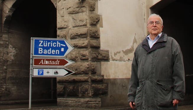 Historiker Niklaus Stöckli vor dem Zeitturm.