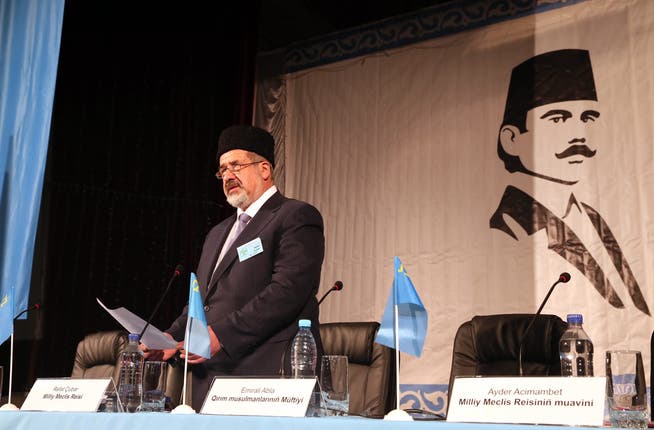 Tataren-Führer Refat Tschubarow hält eine Rede auf dem Kongress.