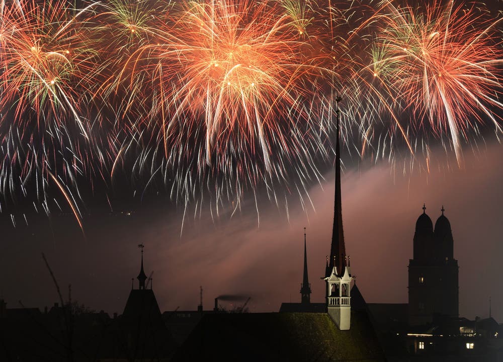Die Organisatoren sprachen von bis zu 200000 Besuchern am Silvester-Feuerwerk in Zürich.