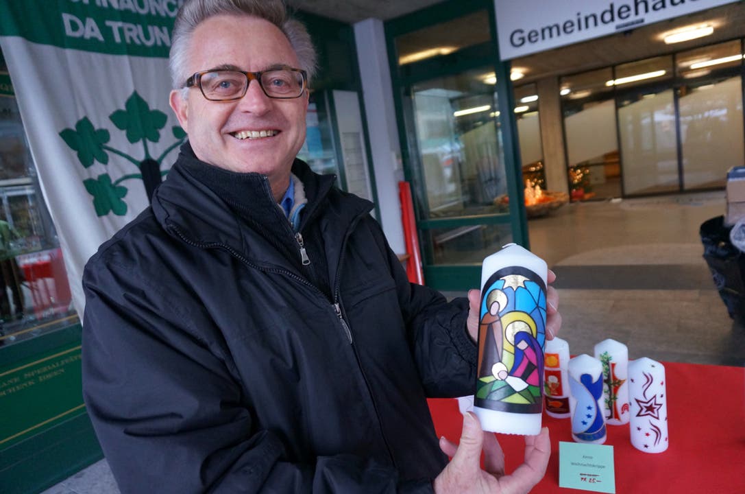 Hermann Pfister - Präsident Pro Schlans - verkauft neben Bündner Spezialitäten auch handverzierte Kerzen