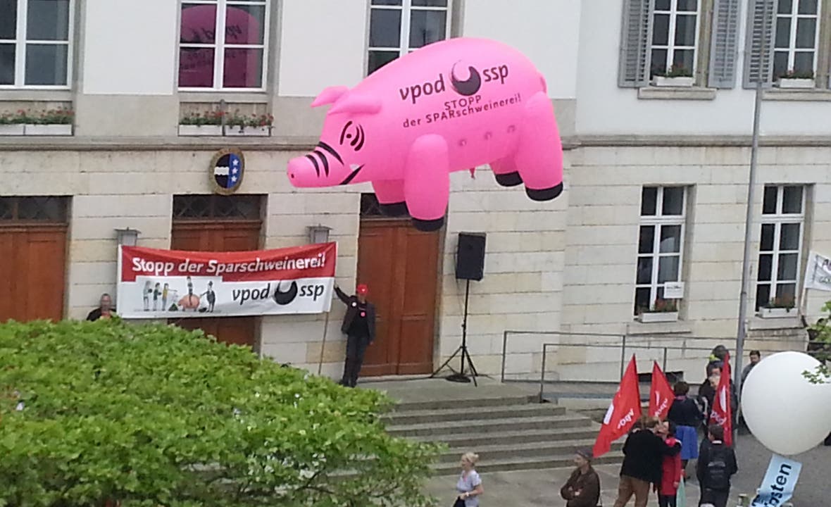 «Stopp der SPARschweinerei» – wütendes Ballon-Riesen-Sparschwein an der Demo in Aarau. vpod ist derSchweizerische Verband des Personals öffentlicher Dienste.