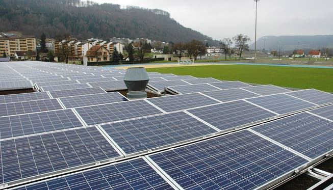 Verschiedene Solaranlagen sind bereits in Betrieb – wie diejenige auf der Garderobe im Stadion Au. mhu