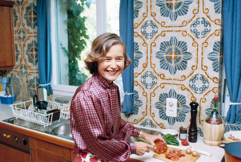 Elisabeth Kopp 1984 in der Küche ihres Hauses.