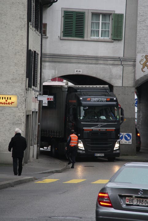 Lastwagen um Lastwagen passiert Mellingen.