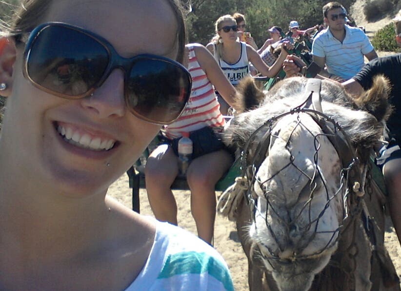 Annigna (18) aus Sarmenstorf verbringt ihre Ferien auf Gran Canaria und geht Kamelreiten in den Dünen von Maspalomas.