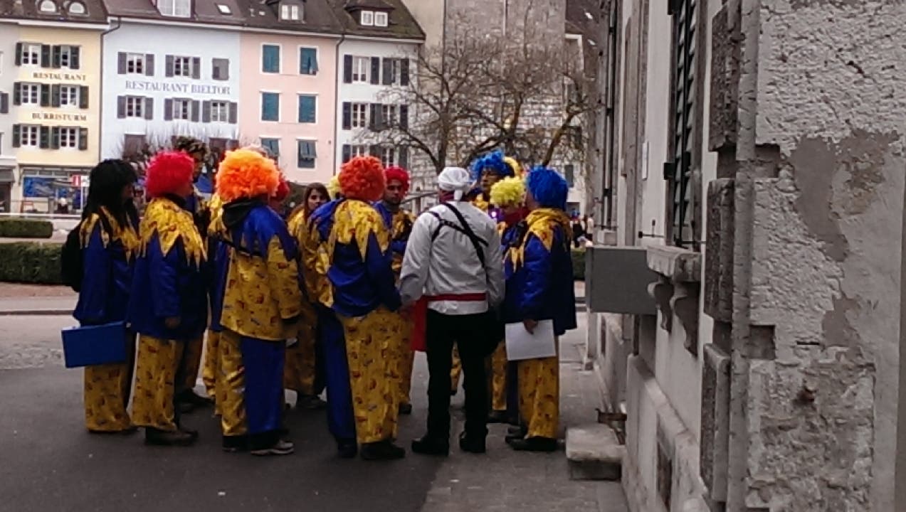 Grosser Fasnachtsumzug 2014 in Solothurn Funker versammeln sich vor dem Umzug