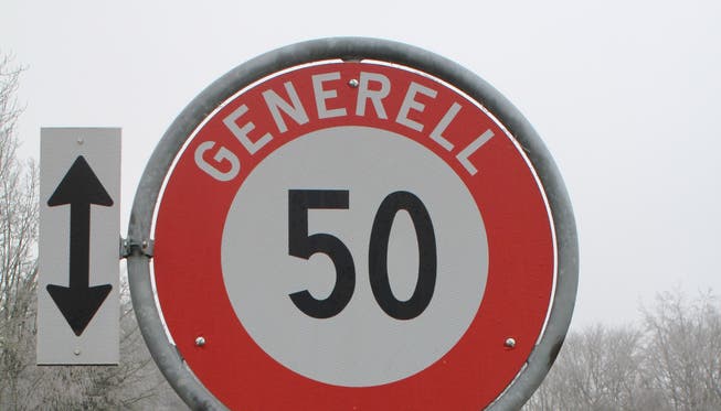 Der Autofahrer, der mit 92 km/h durchs Dorf fuhr, nahm sich das Generell 50-Schild nicht so zu Herzen.