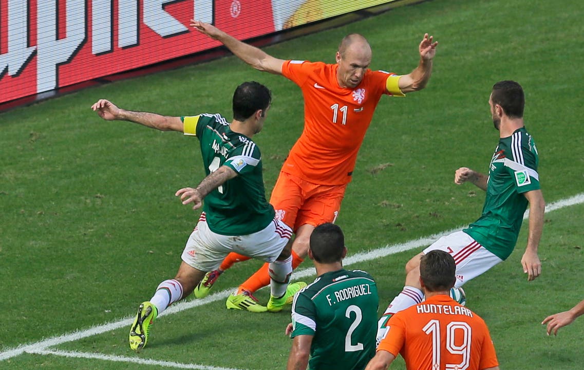 Die Szene des Spiels Marquez lässt das Bein gegen Robben stehen, Penalty!