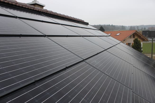 Eine Photovoltaik-Anlage auf dem Dach (Archiv)
