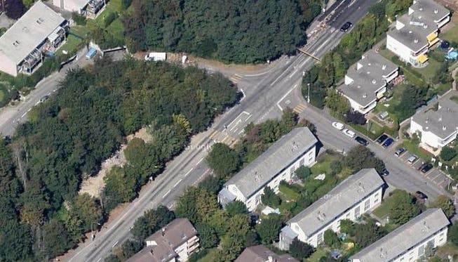 Der Unfall ereignete sich auf der Verzweigung Auf der Wacht/Binningerstrasse in Oberwil. Die Autofahrerin übersah beim Anfahren eine Rollerfahrerin.