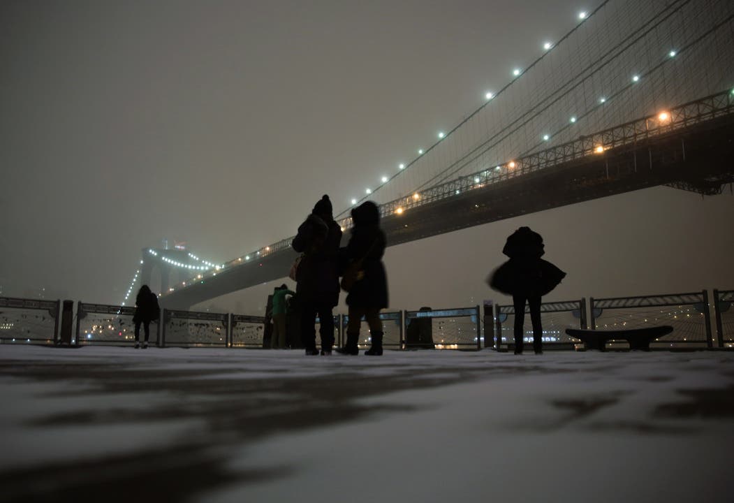 Die Brooklyn Bridge im Schneetreiben.