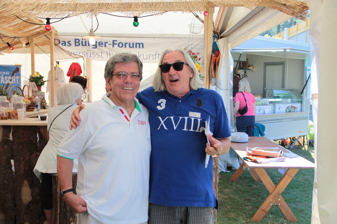 Werner Weibel (v.l.) und Stammgast Thomas von Dach freuen sich über den Erfolg des Fests.