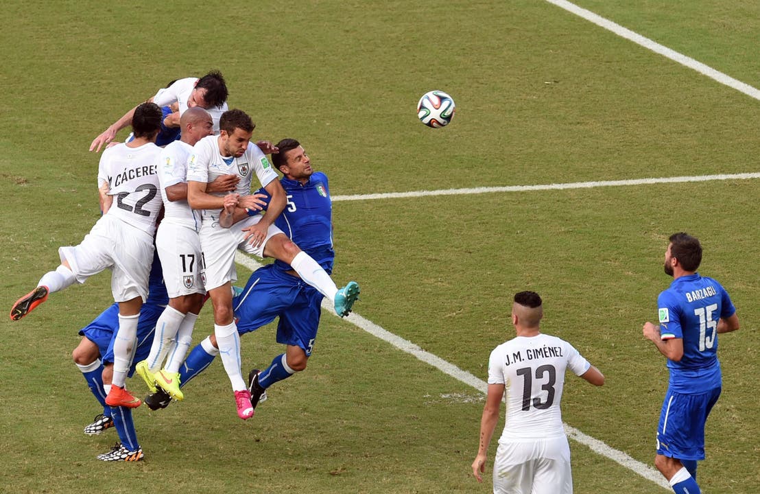Der Stich ins italienische Herz Uruguays Godin trifft nach einem Eckball per Kopf zum 1:0-Siegtreffer