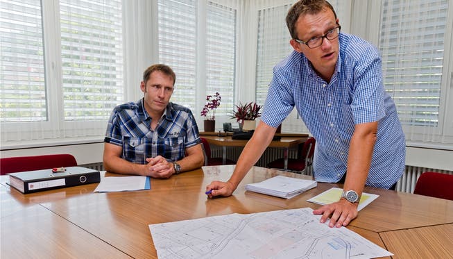 Gemeinderat Peter Muntwyler (links) und Bauverwalter Oliver Lovisetto erläutern den Projektstand für das Schulhaus Hasel. Emanuel Freudiger