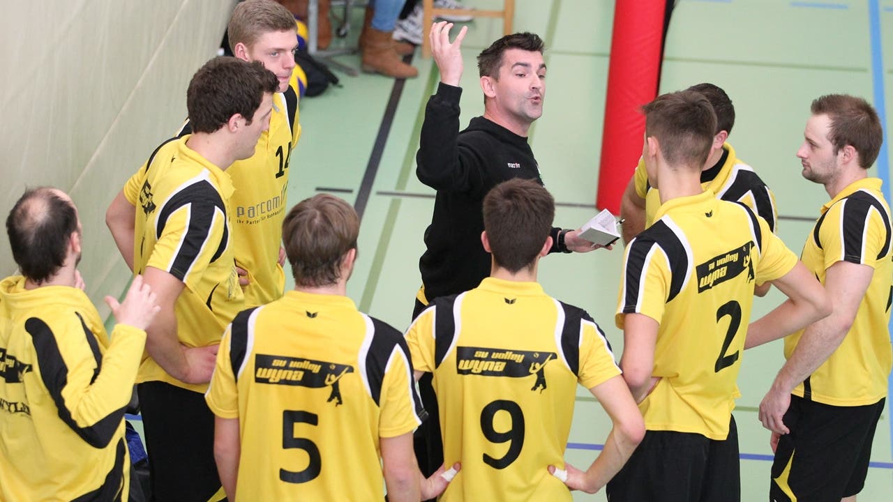 Volley-Wyna-Trainer M. Stipkov gibt seiner Mannschaft Anweisungen.