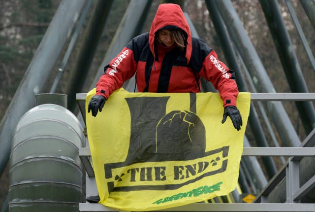Eine Greenpeace-Aktivistin protestiert im März beim AKW Beznau