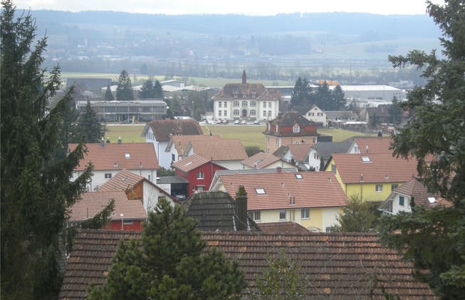 Blick von Norden auf Bellach mit der installierten Solaranlage auf dem Flachdach der Gemeindeverwaltung.